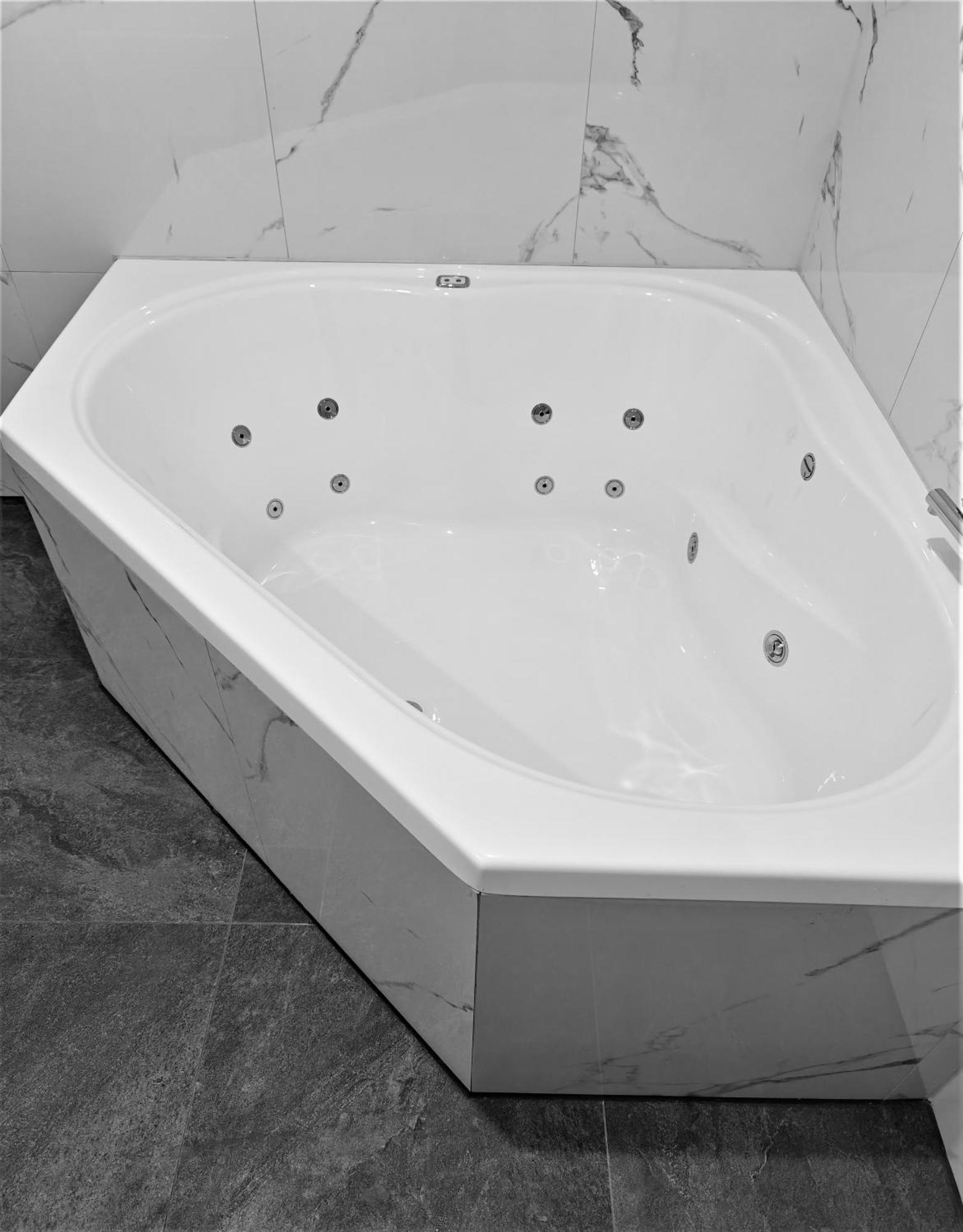 Queen Room with Spa Bath